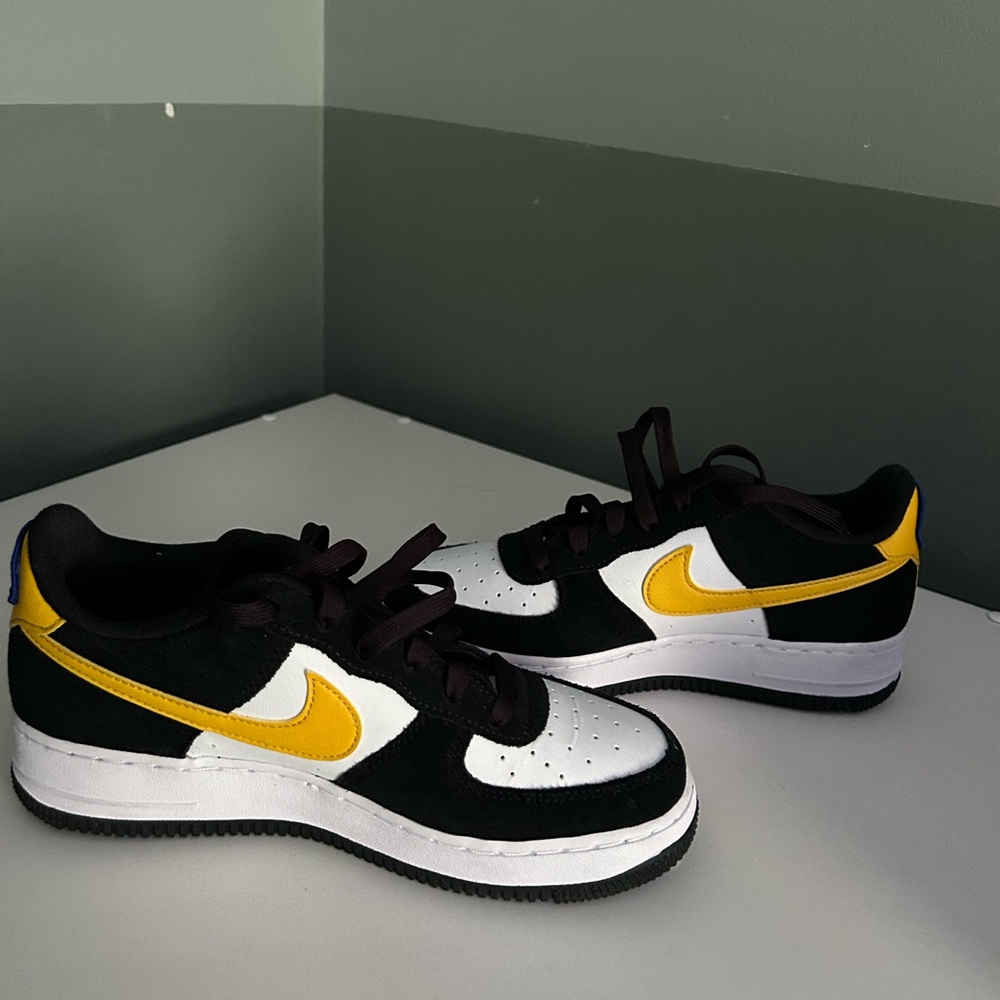 Nike Air Force 1 LV8 size 6.5Y